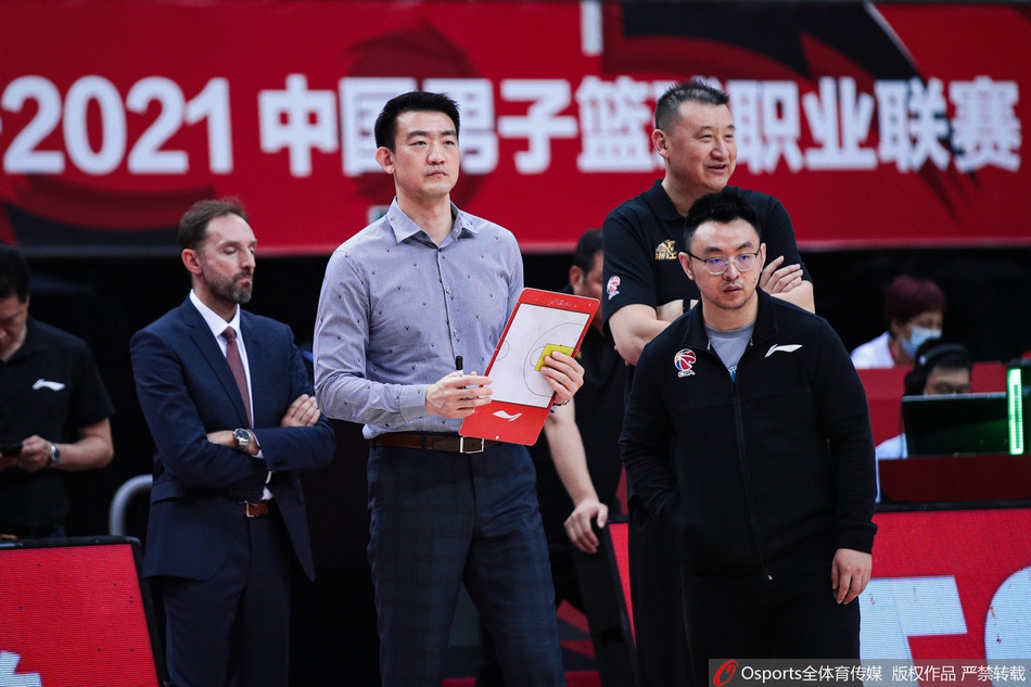 广厦队胡金秋面对北京首钢的防守，从容不迫地跳投，篮球在空中划出一道完美弧线，仿佛预示着这场比赛将成为他的个人表演。