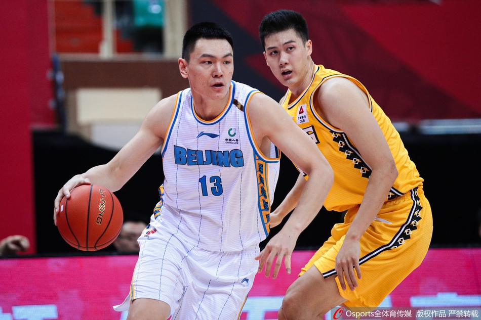 广厦队胡金秋在篮下与北京队外援汉密尔顿激烈卡位，肌肉的碰撞与力量的对抗在这一刻体现得淋漓尽致，最终胡金秋凭借更强的卡位意识占据有利位置。