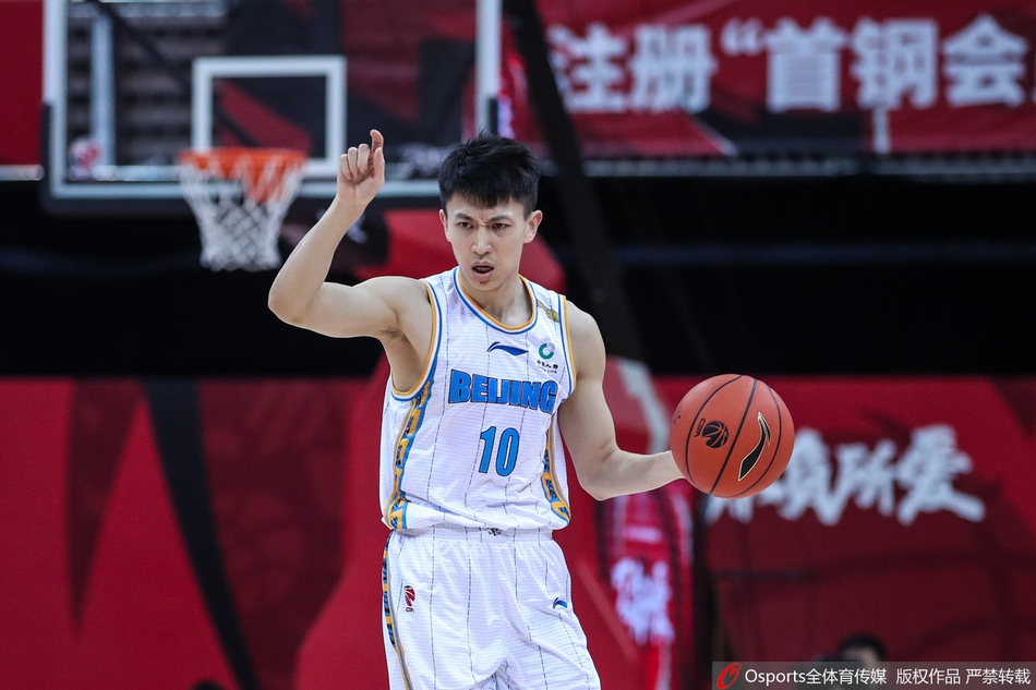 北京队外援吉布森在场上与队友王骁辉进行着简短的交流，眼神中透露出不甘与坚定，试图在逆境中寻找翻盘的良机。