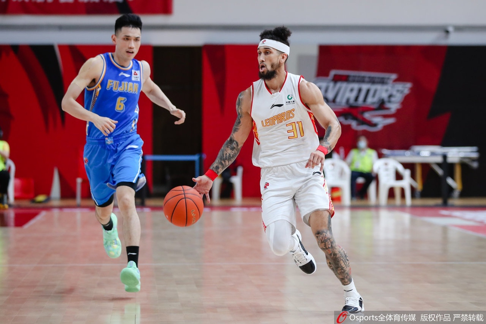 宗赞在山西球员的防守下高高跃起，手腕轻柔一拨，篮球擦板稳稳落入篮筐，展现柔和手感。