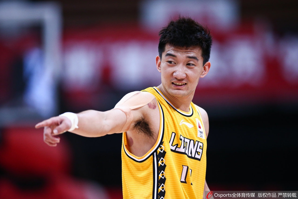 汉密尔顿在广厦队胡金秋和孙铭徽的双人包夹之下奋力跃起，试图完成一次势大力沉的扣篮，但对手的防守密不透风，令他举步维艰。