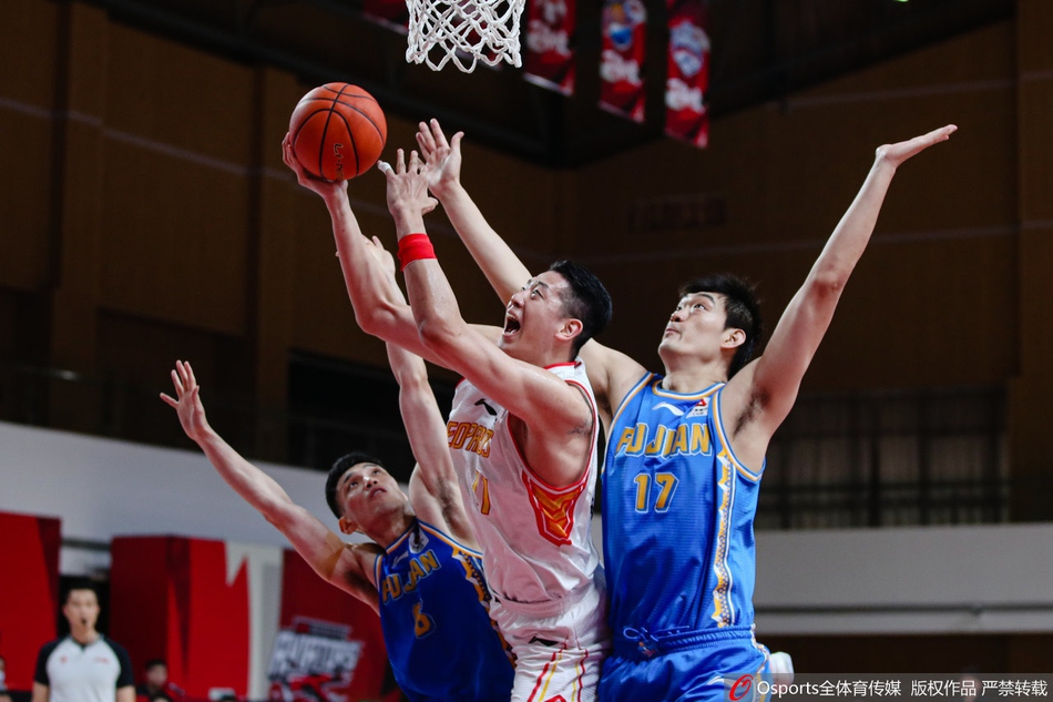 福建外援高登面对深圳球员的长臂干扰，空中身体折叠后将球抛向篮筐，完成一次不可思议的得分。