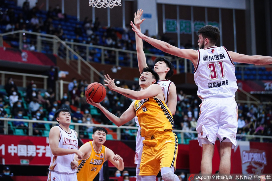 金牛队小外援兰兹博格持球强行突破,面对广厦多人围堵,他眼神坚毅,试图撕裂对方的铁血防线。