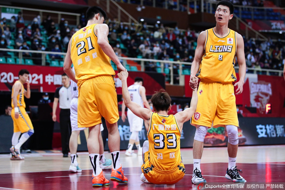 金牛队射手朱旭航迎着防守人,高高跃起,以标志性的强硬姿态完成单手劈扣,点燃了替补席的激情。