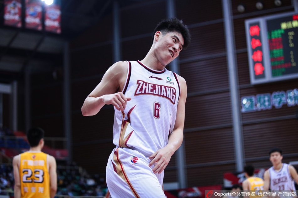 金牛队年轻后卫林孝天在三人合围的缝隙中灵巧穿过,腾空上篮,展现出初生牛犊不怕虎的锐气。