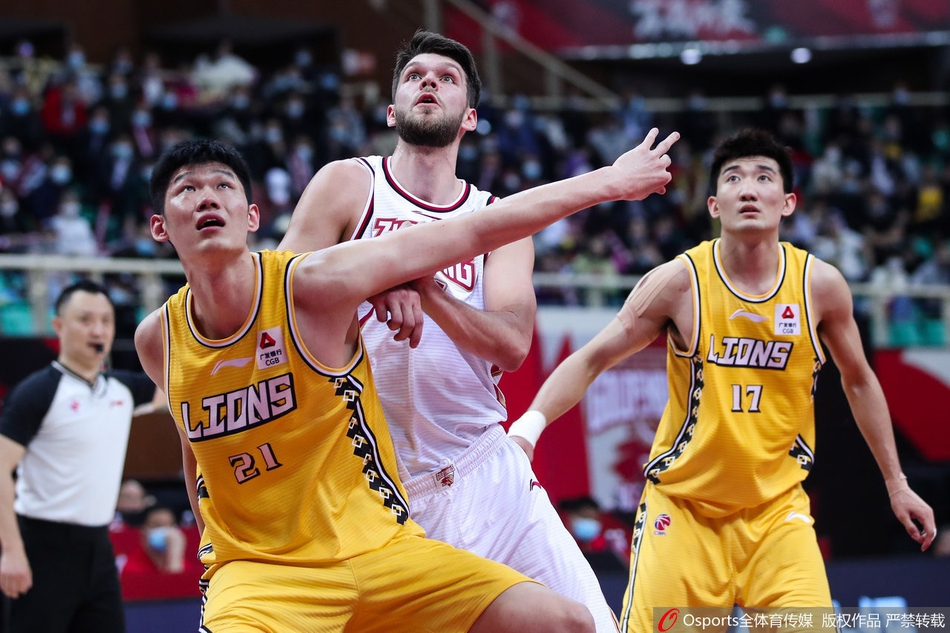 金牛队外援拉科塞维奇奋力拼抢后不慎丢球,他神情焦急地向裁判示意,渴望为球队争取宝贵的球权。