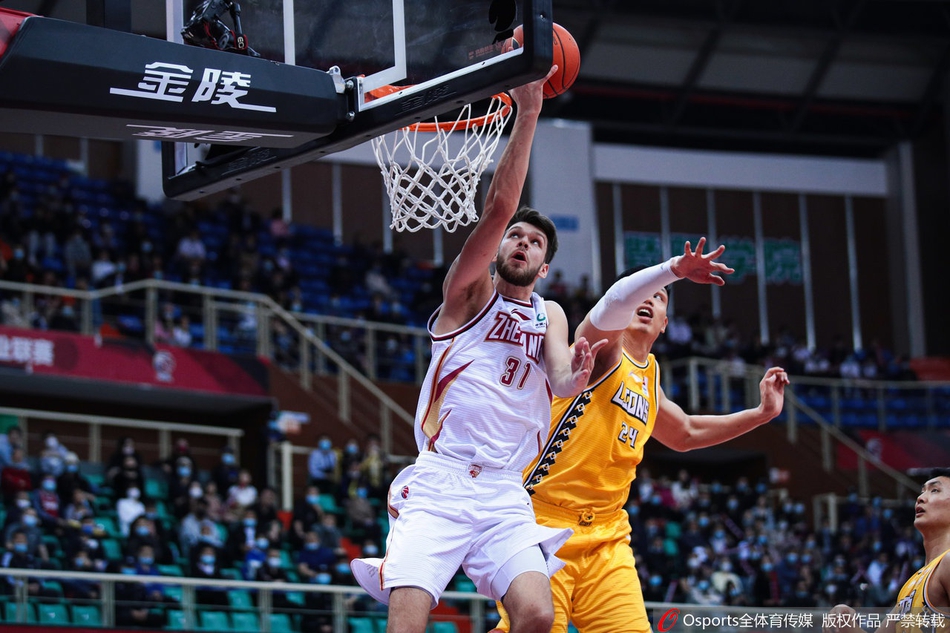 广厦射手李京龙在高速反击中找到空位,接球后果断出手,皮球在空中划出完美的弧线直奔篮筐。