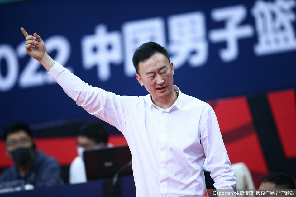 年仅18岁的内线新星余嘉豪面对广东多人围堵毫无惧色，他高高跃起，用一记轻柔的勾手将球送入篮筐，这一刻他仿佛是中国男篮未来的内线支柱