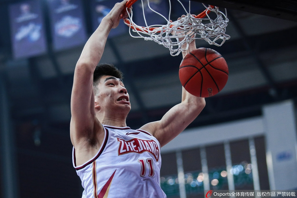 在一次激烈的拼抢中，胡明轩嘴角受伤流血，眼神中却依然透露着不甘与坚毅，他在场边紧急处理伤口的画面成为了这场激烈对决的悲情注脚