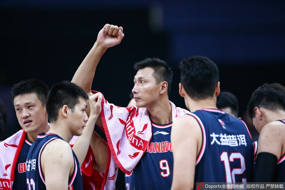 吴前在命中一记关键三分后，握拳怒吼，队友们纷纷上前与其撞胸庆祝，这一刻团队篮球的魅力与领袖的价值在这片球场上熠熠生辉
