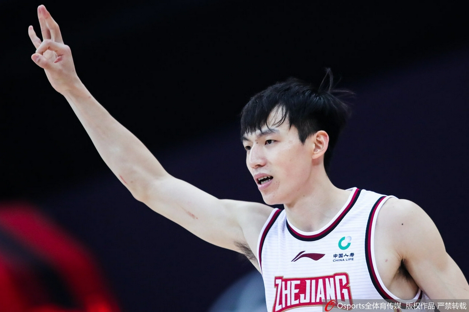 场边的广东队主帅杜锋神情严峻，双手做着夸张的手势试图唤醒场上的队员，但面对浙江队潮水般的攻势，这位冠军教头也显得束手无策