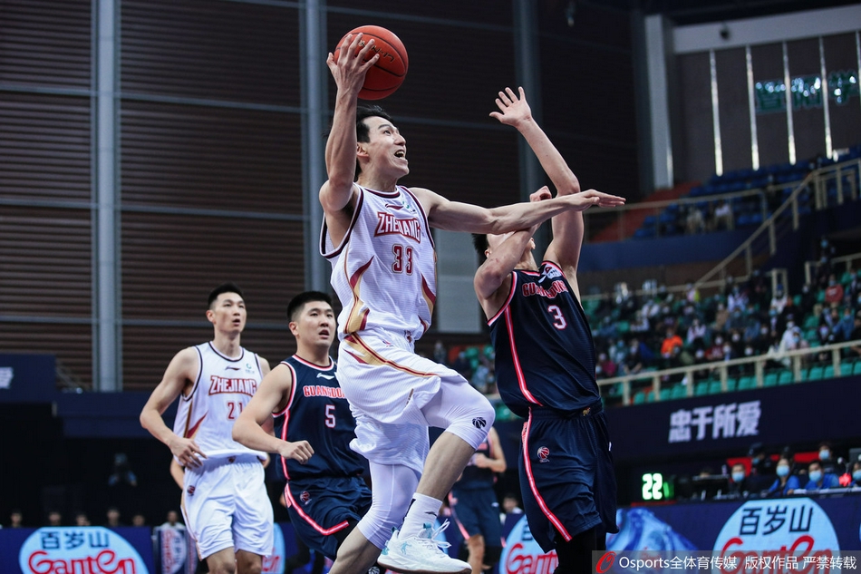 广东队队长周鹏在失去重心的情况下依然顽强地将球补向篮筐，虽然比分落后，但这记拼尽全力的补篮展现了冠军球队永不言弃的血性