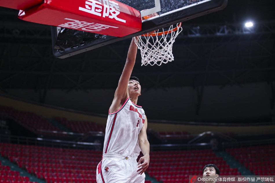 任骏飞在快攻中高高跃起，双手大力灌篮，篮筐仿佛都在震颤，这次势大力沉的暴扣彻底点燃了广东队的板凳席。