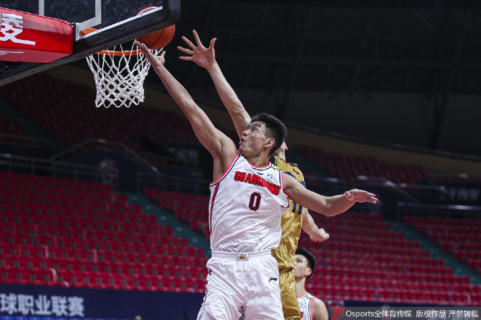 刘权标持球快速推进，眼神中透露着坚决，他本场砍下11分，用实际行动回应了杜锋指导对年轻球员的殷切期望。