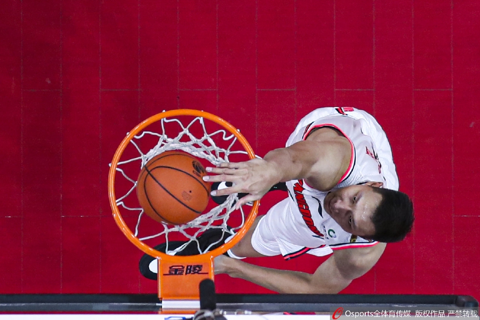 威姆斯运球过半场，举手指挥着队友跑位，这位超级外援用经验掌控着节奏，将卫冕冠军的攻防梳理得井井有条。