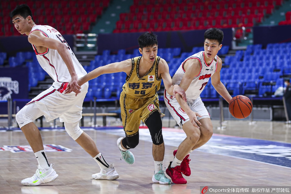 徐杰像精灵一般穿梭在同曦高大的内线群中，用一记极具想象力的抛投完成终结，小个子也有大能量在他的身上体现得淋漓尽致。