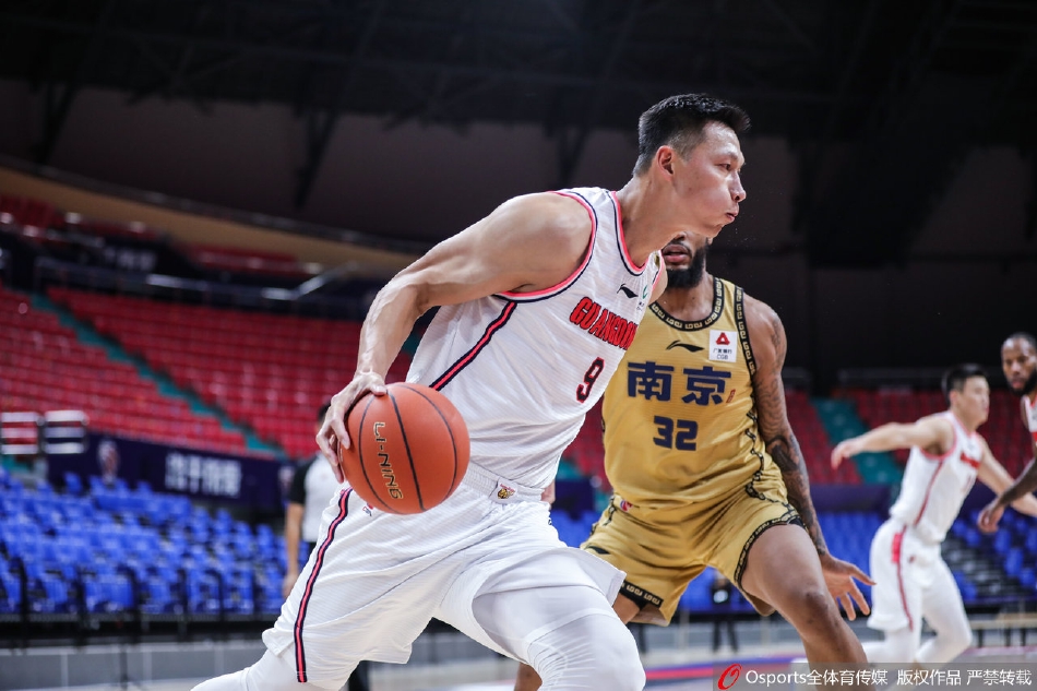 徐昕高举双臂，像一座高塔般笼罩禁区，新秀赛季的他正用一场场的实战积累着自信，守护着广东队的篮下尊严。