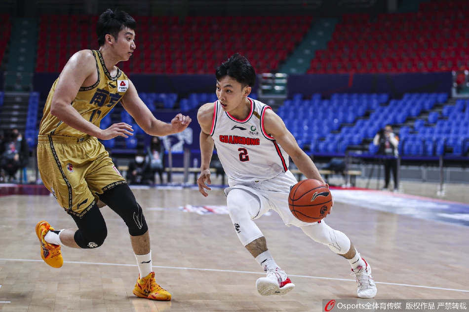 大哥易建联在油漆区内卡位要球，身后的同曦防守球员面露难色，这经典的一幕仿佛让人看到了中国篮球的顶梁柱依旧坚挺。