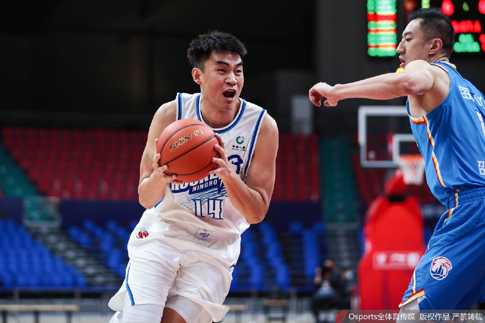 赵泰隆在三分线外张手命中,皮球在空中旋转着飞向篮筐,他保持着出手后的姿势,仿佛一位冷酷的狙击手,用三分雨浇灭对手的反扑希望。