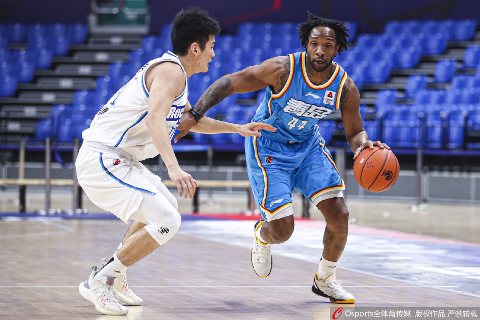 青岛队球员们在场上围成一圈,彼此击掌鼓励,脸上洋溢着久违的笑容,这场胜利让团队凝聚力和自信心都得到了极大的提升。