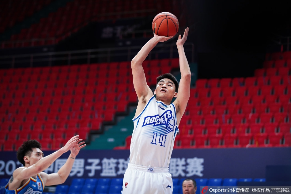 威尔斯在快攻中犹如一道白色闪电,他高高跃起,手腕轻柔一挑,篮球划出美妙的弧线空心入网,只留下宁波队防守球员无奈的身影。