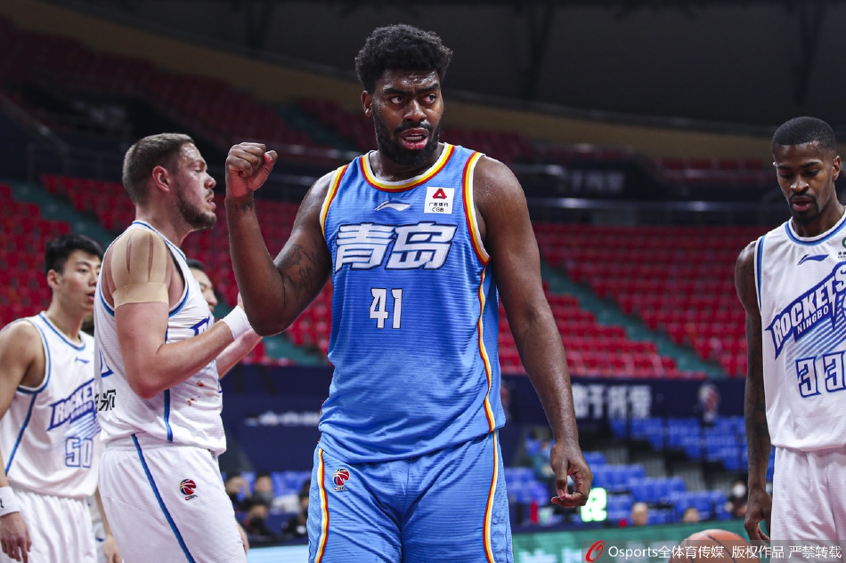 达卡里·约翰逊在内线犹如泰山压顶,面对宁波队多名球员的包夹防守,依然强硬地将球送入篮筐,眼神中充满了必胜的决心。