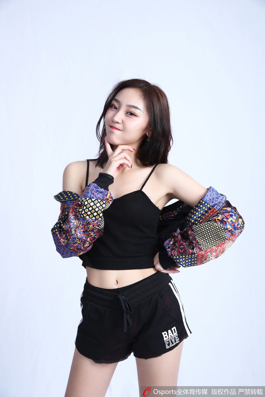 宋小粤身着简约的灰色运动内衣,侧身而立,展现出啦啦队员特有的健康体态与优美身姿,浑身散发着自信的光芒。
