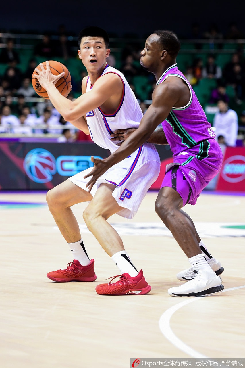 青岛队核心亚当斯面对防守球员一个漂亮的变向过人，眼神坚定地注视着篮筐，准备完成下一次致命一击。