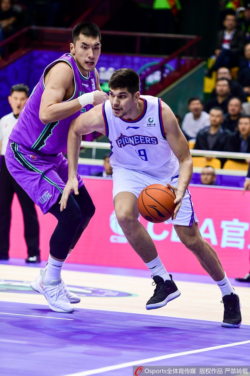 山西队外援富兰克林在人群中高高跃起，以一记势大力沉的单手劈扣终结进攻，整个球馆为之沸腾。