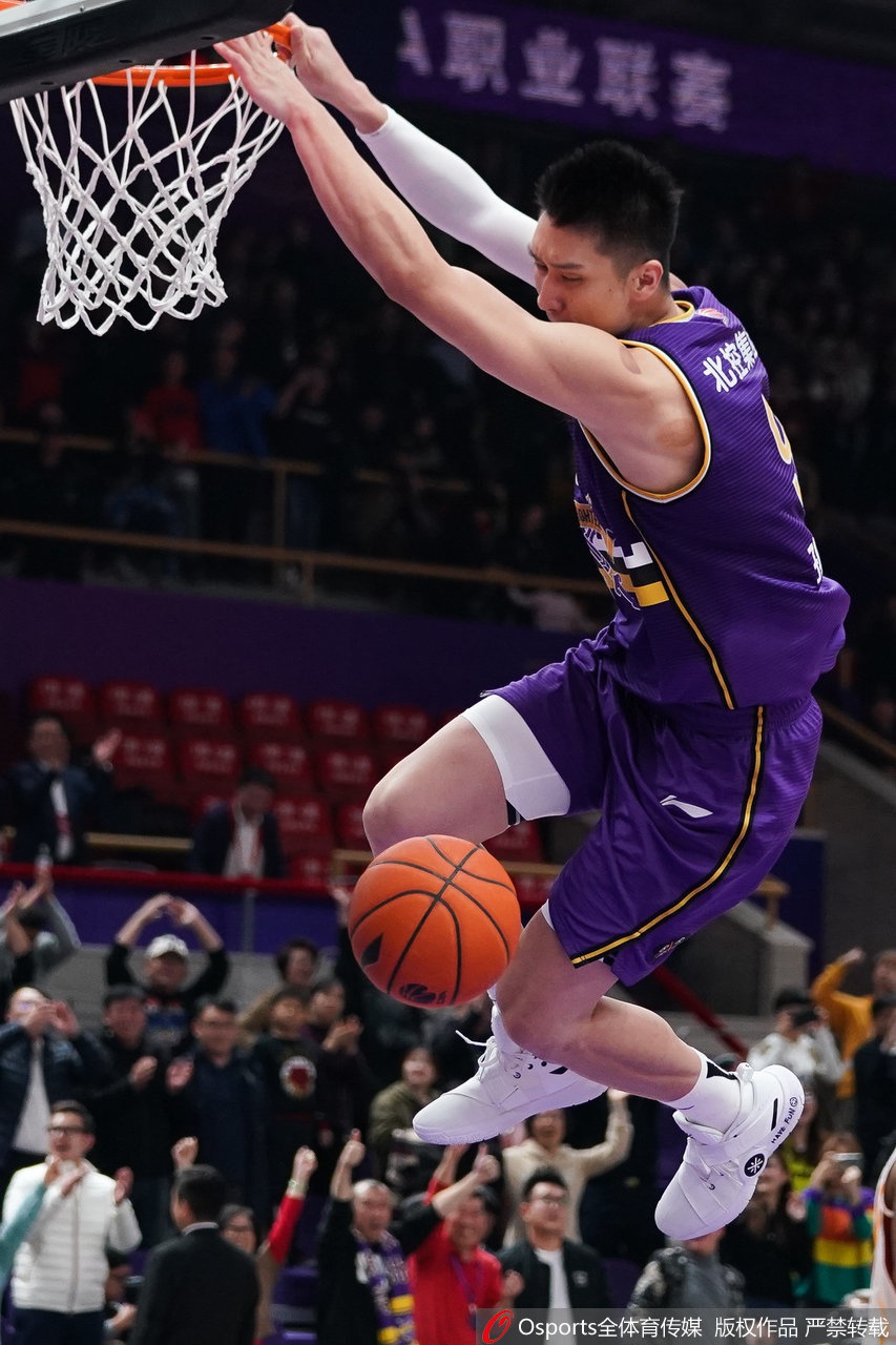 北控状元王少杰面对浙江队中锋张大宇的防守，毫不畏惧地突破上篮，展现新生代内线的灵动与勇气。
