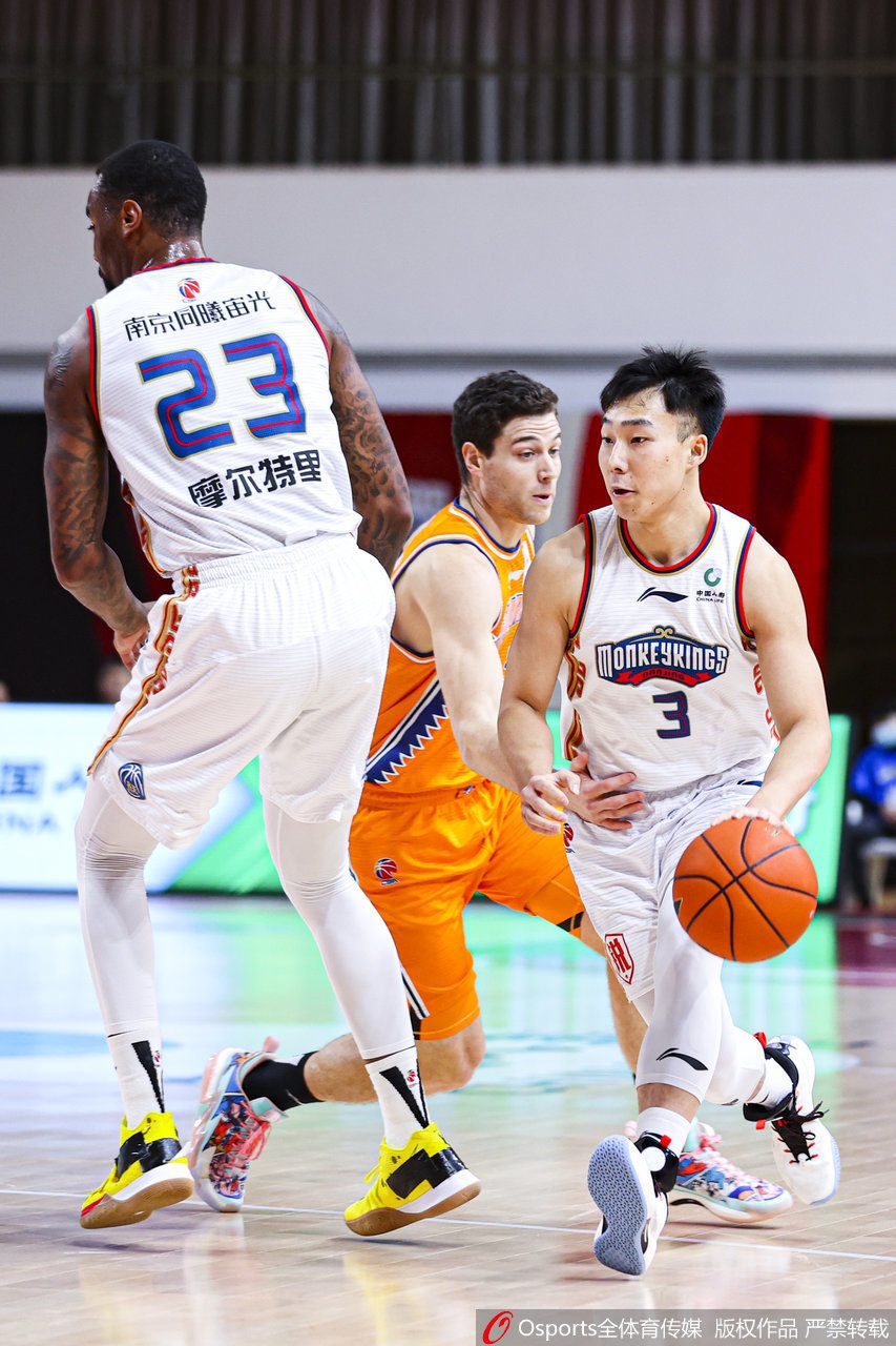 摩尔特里迎着上海队多人防守强行出手，尽管身陷重围，他依然是同曦内线最可靠的定海神针。