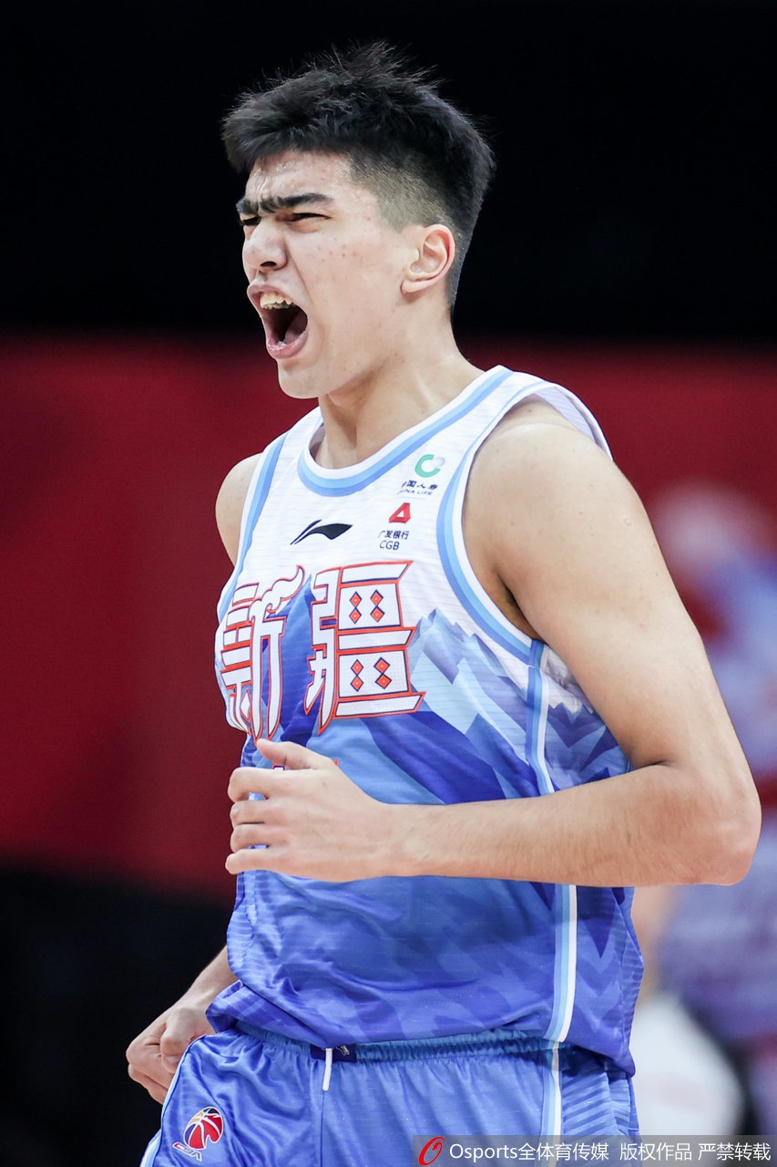 福建外援尼克尔森在周琦的严密防守下艰难出手，这一攻防对决定格了当晚双方内线的实力差距。
