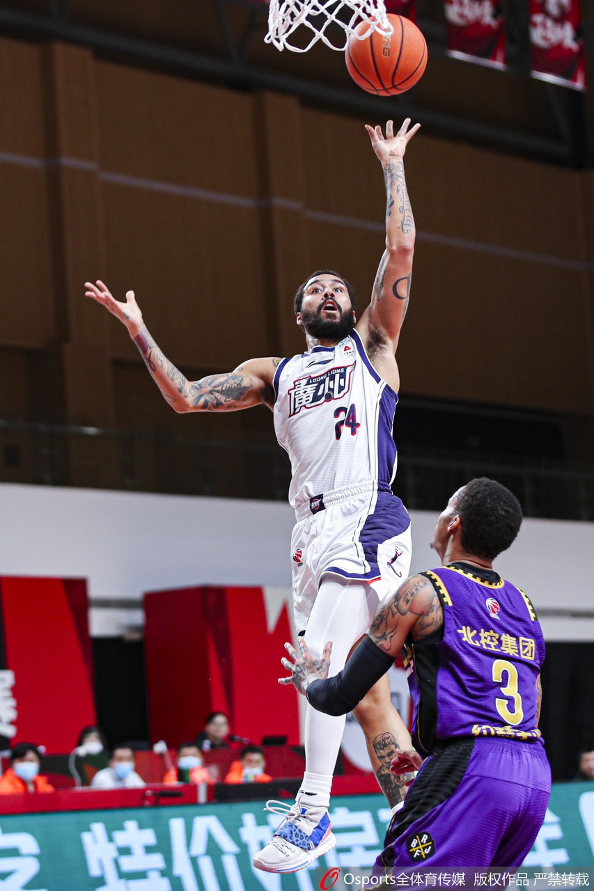 广州龙狮队球员在主场观众山呼海啸般的助威声中，犹如一道紫色闪电般腾空而起，以一记势大力沉的单手劈扣将球砸进篮筐，引爆全场激情。