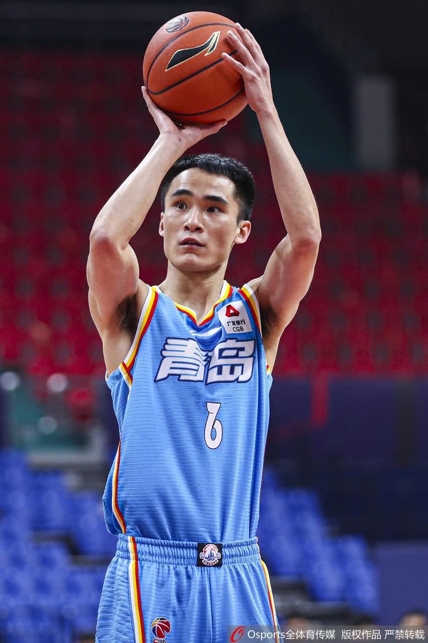 张骋宇在人群中高高跃起,用一记技惊四座的暴扣宣泄着五连败以来的所有压抑情绪,整个球馆都被他的激情所点燃。