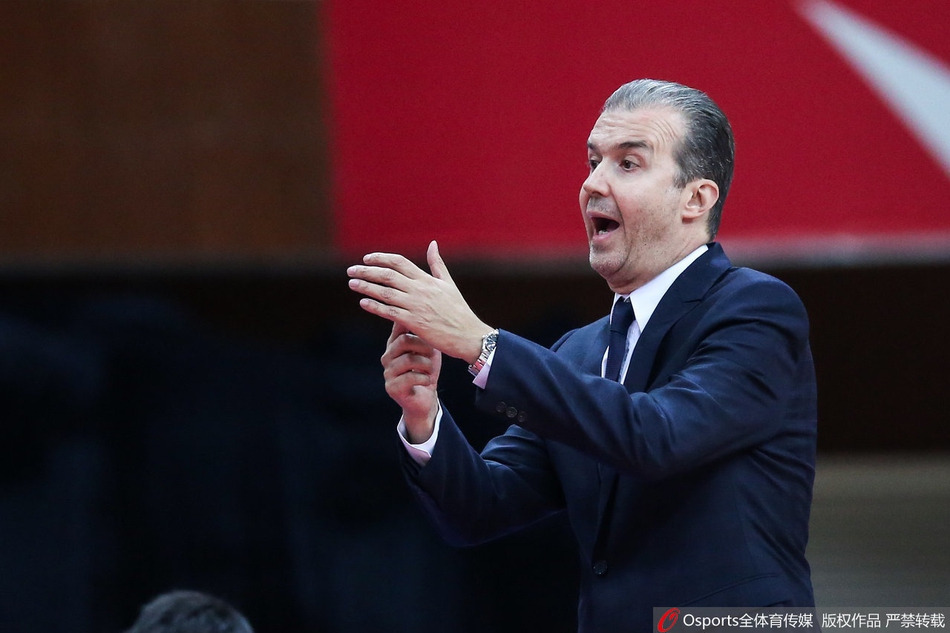 北京首钢队主教练西蒙·帕亚加尼在场边挥斥方遒，激情指挥，他的战术调整成为球队逆转的关键。