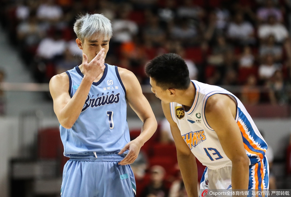 罗旭东在富邦勇士球员的严密防守下，如同一道白色闪电强行突破，他眼神坚毅，肌肉线条紧绷，完美诠释了核心后卫的大心脏风采。