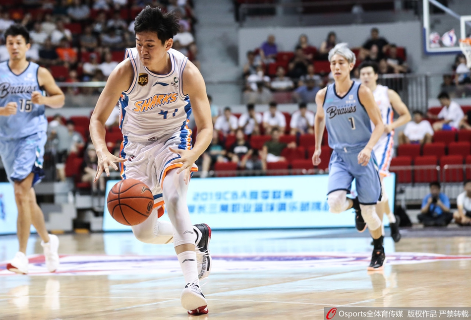 董瀚麟在低位接球后，利用厚实的身板倚住防守者，毫不犹豫地转身强起，将球稳稳放入篮筐，展现了“国产魔兽”在内线的统治力。