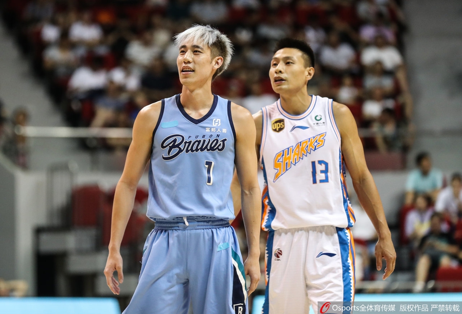 篮下混战之中，上海队的锋线球员高高跃起，在与对手的激烈身体对抗中，用指尖将球挑向篮筐，整个球馆的空气仿佛都在这一刻凝固。