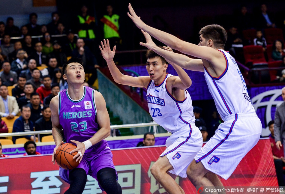 山西队与上海队的球员们在篮下展开激烈拼抢，大家肌肉碰撞、互不相让，比赛的紧张气氛凝固了空气。