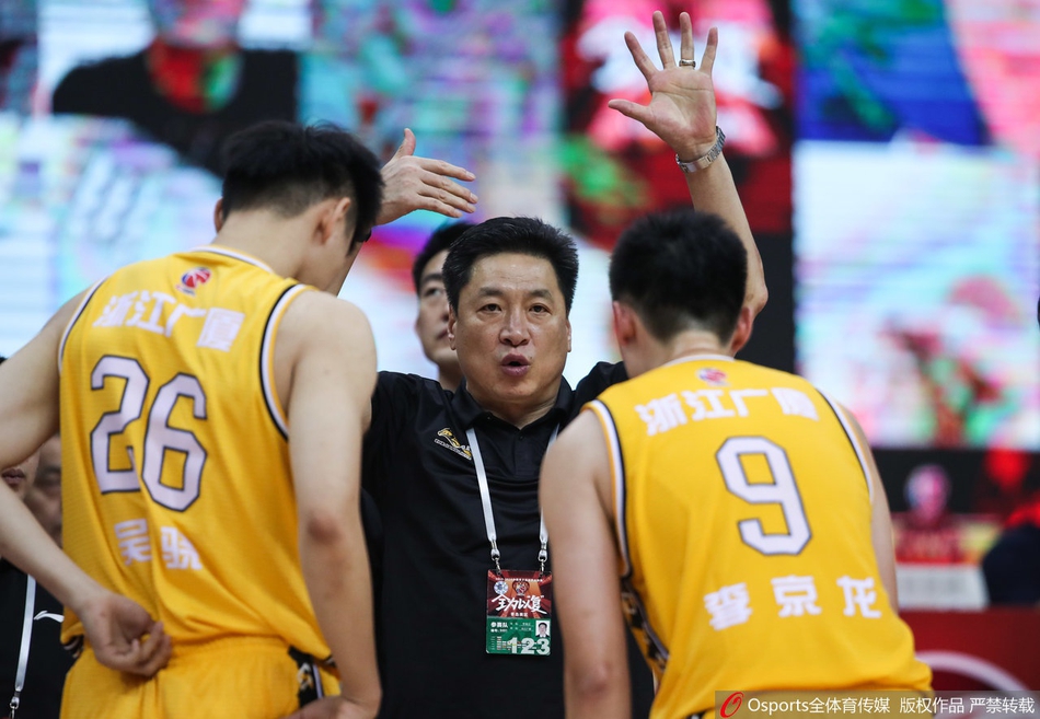 浙江广厦后卫孙铭徽运球突破青岛队的防线，他眼神犀利，正伺机给内线的胡金秋送出空中接力。