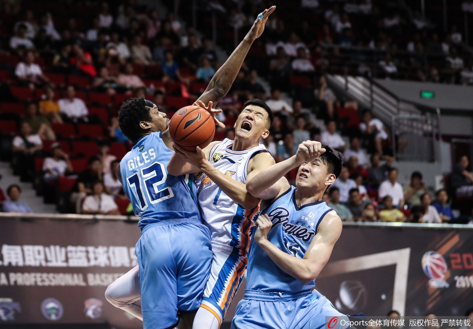 施宇晨在外线持球，面对扑防而来的富邦球员，眼神冷峻地跃起投篮，手起刀落，篮球在空中划出一道美妙的弧线直奔篮心。