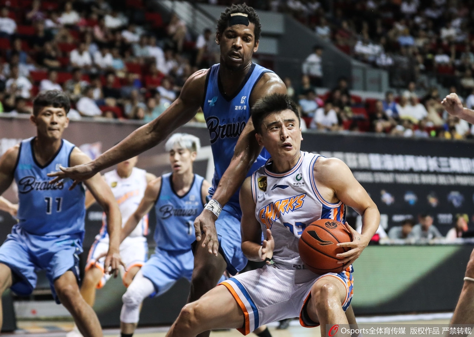 获胜的瞬间，上海队的球员们激动地拥抱在一起，汗水与笑容交织，背后是记分牌上定格72-67的比分，现场蓝色的灯光仿佛胜利的海洋。