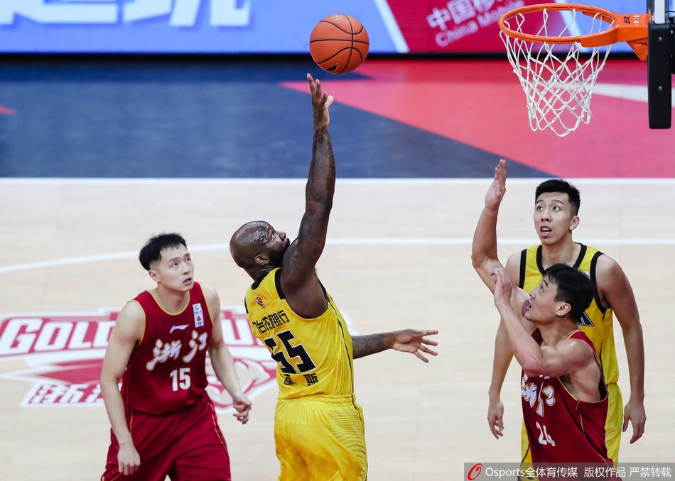 吉林队多米尼克·琼斯在严防下强行出手三分，皮球离开指尖的瞬间，他眼中燃烧着对胜利的渴望与不甘。