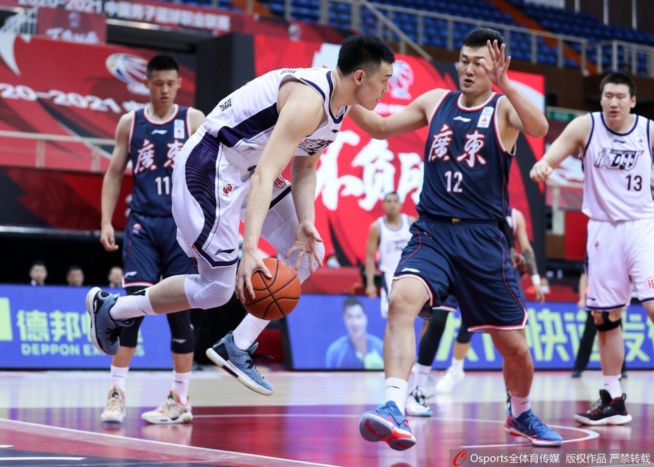 广州队外援摩尔在胡明轩的贴身紧逼下，依然凭借华丽的脚步技巧寻找上篮空间，两人对抗激烈。