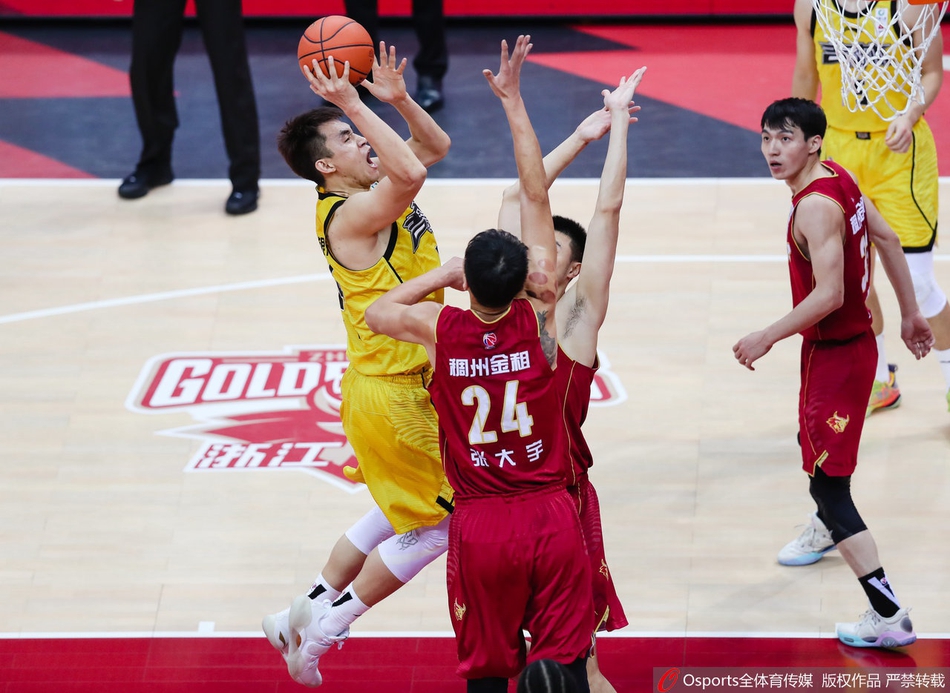 浙江队核心吴前在命中关键球后握拳怒吼，身后是巨大的计分牌，定格在112-107，这一刻他尽情释放着内心的激情与压力。