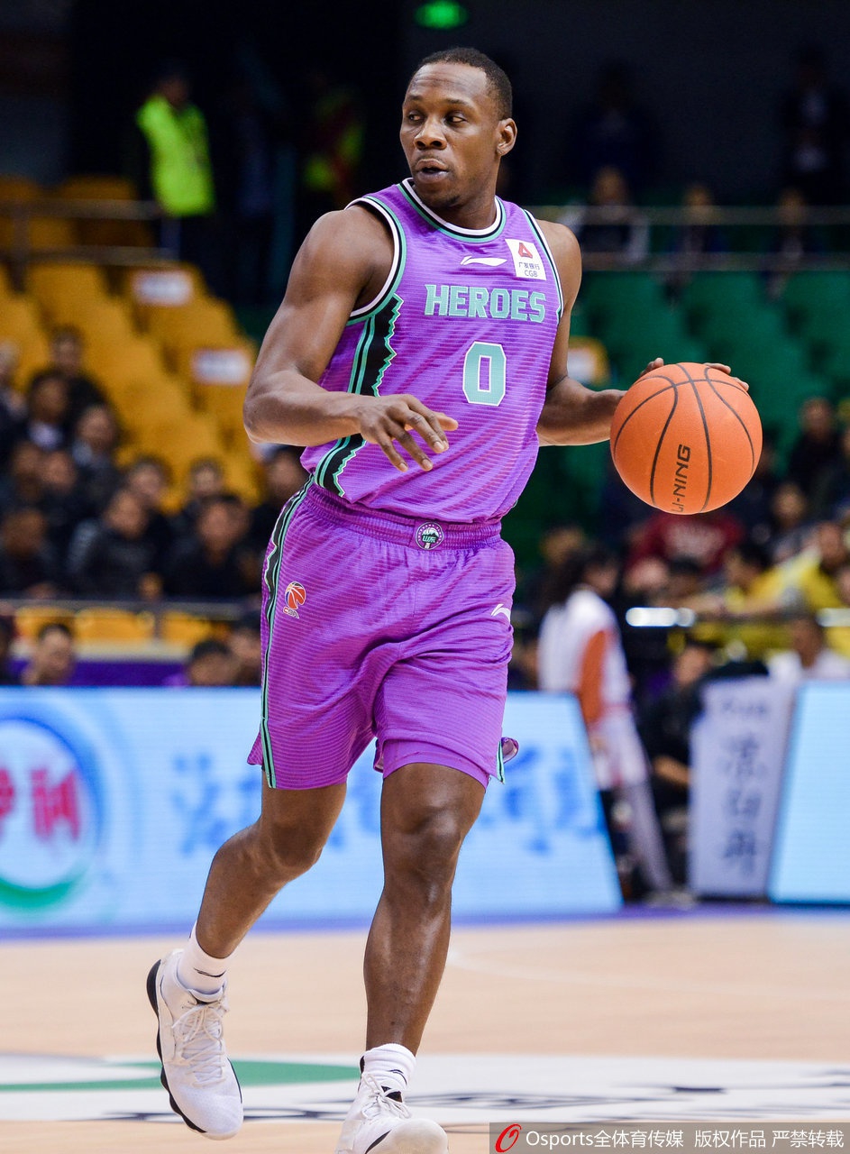 天津队球员时德帅在篮下凭借灵活的脚步晃开防守，用一记柔和的小勾手完成得分，展现了他全面的进攻技术。