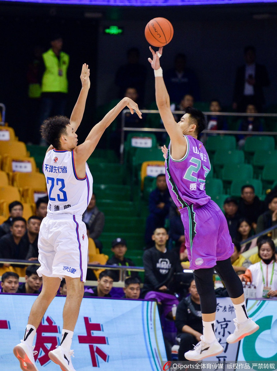 山东队内线悍将陶汉林在三人包夹之下强行起跳，用一次强硬的2+1宣示着他对禁区的绝对统治力。