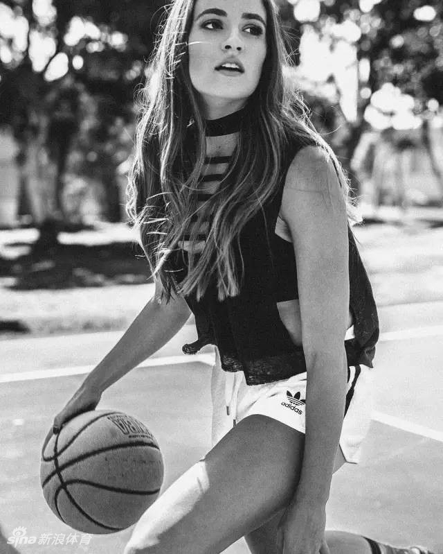 一袭黑色长裙衬托出她的优雅气质，回眸瞬间，既有都市女性的独立干练，又不失运动家的明朗。