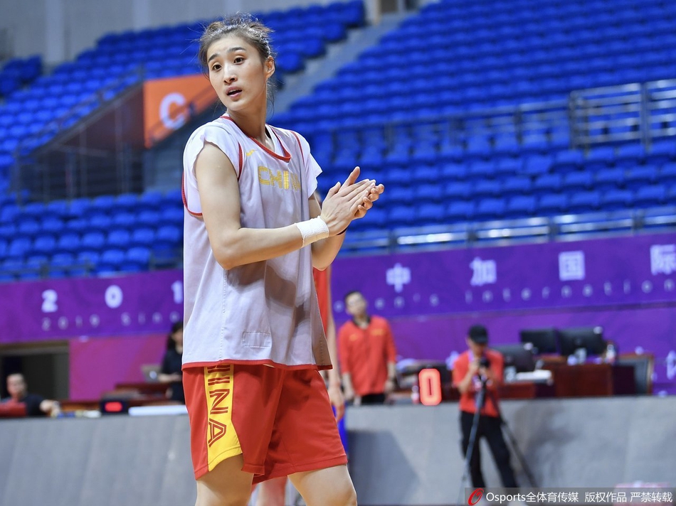 分组对抗环节，红队与白队的拼抢异常激烈，一名球员飞身救球冲向场边，身后扬起木地板上的反光，将竞技体育的残酷与美感凝固一瞬。