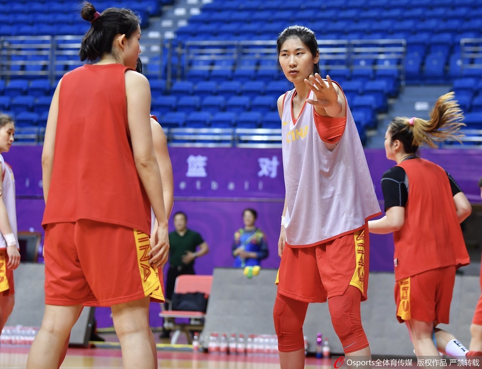 许利民指导在场边神色专注，双手比划着战术手势，眼神如鹰隼般锐利，不放过队员们在跑动中的任何一丝走位偏差。